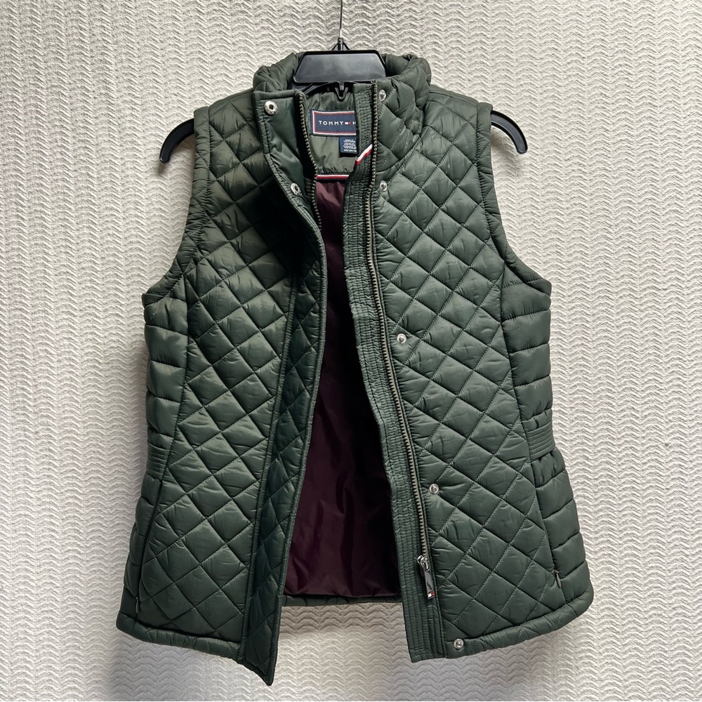 tommy hilfiger / quilted olive vest size medium